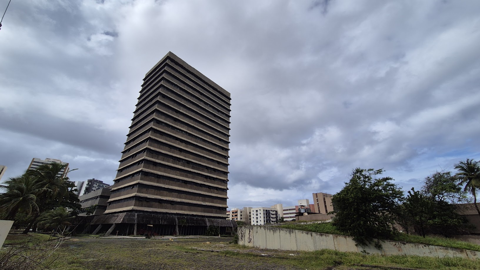 foto do antigo prédio dos Correios em Salvador com o céu ao fundo