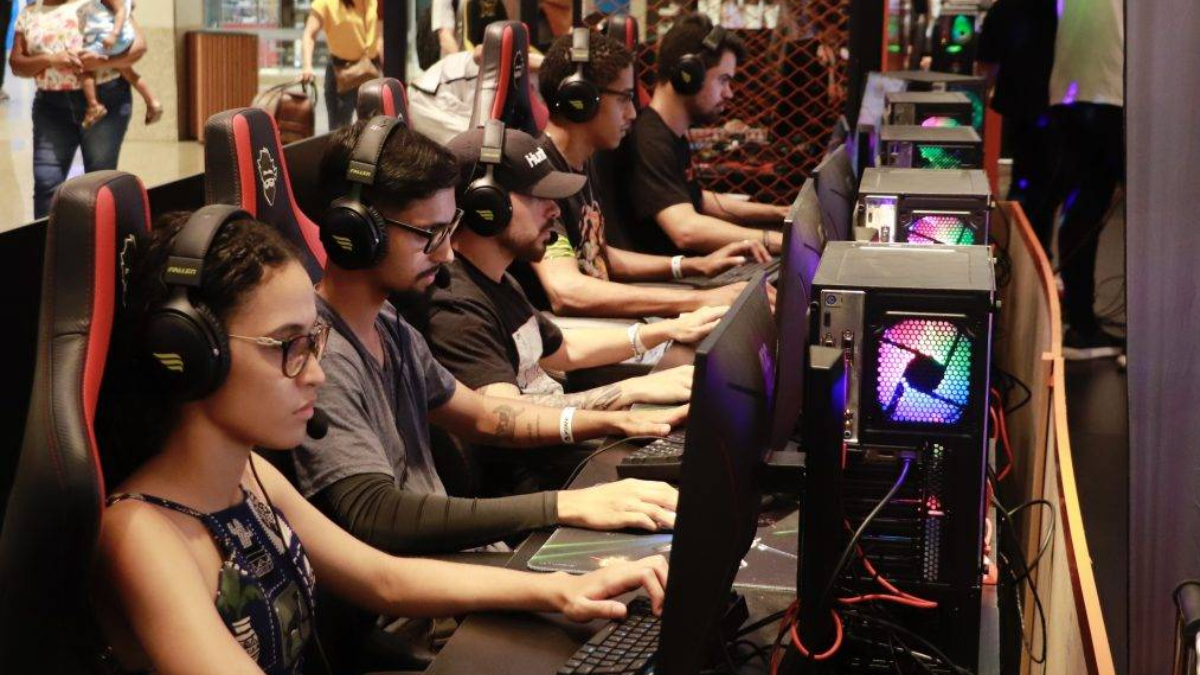 gamers lado a lado jogando