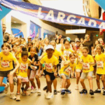 pórtico de largada de uma maratona infantil no momento de início da prova.