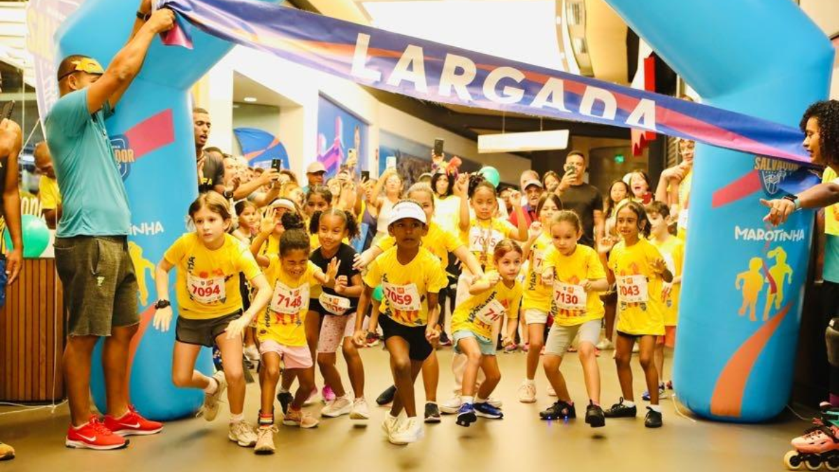 pórtico de largada de uma maratona infantil no momento de início da prova.