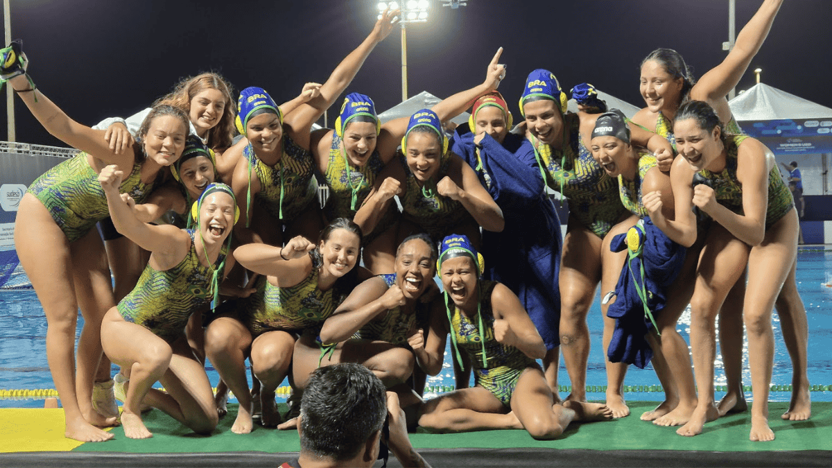 seleção feminina do Brasil de polo aquático posando para foto