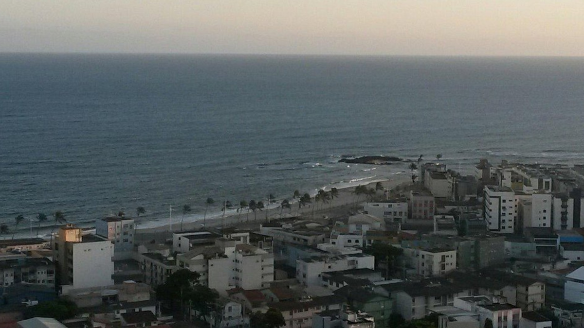 praia de Amaralina vista de longe, em Salvador.