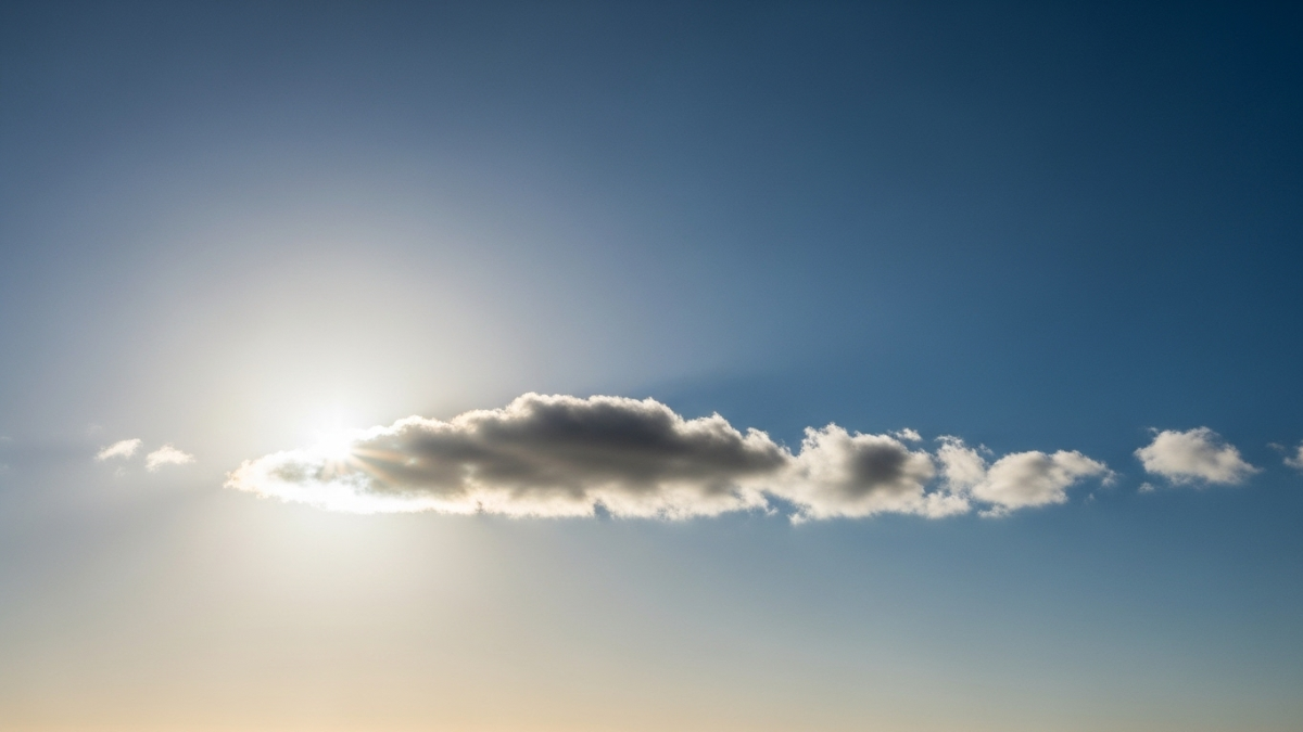 céu claro e ensolarado com uma nuvem solitária