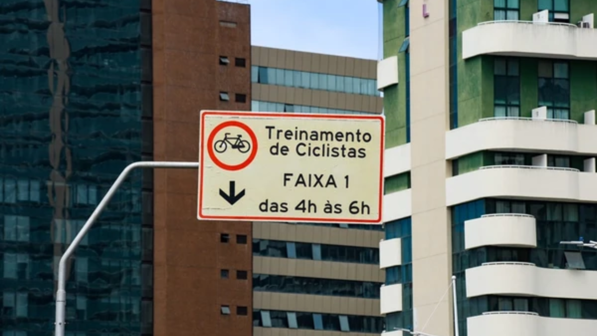 placa de trânsito informando sobre faixa de ciclistas