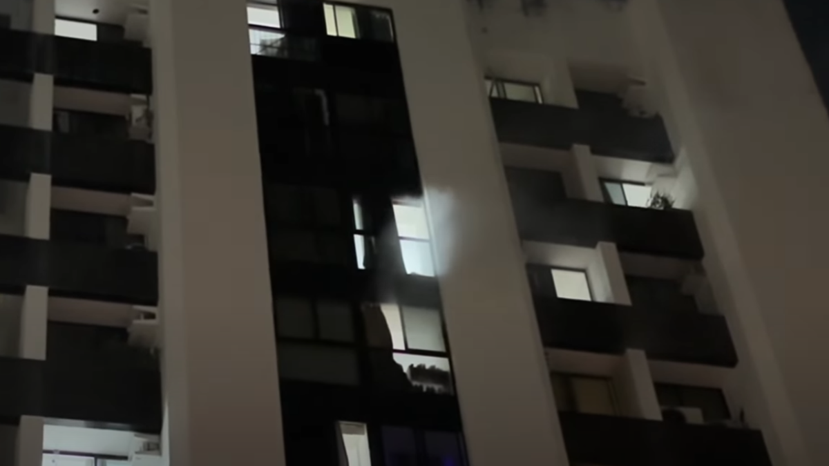 imagem de prédio com funaça saindo de uma das janelas