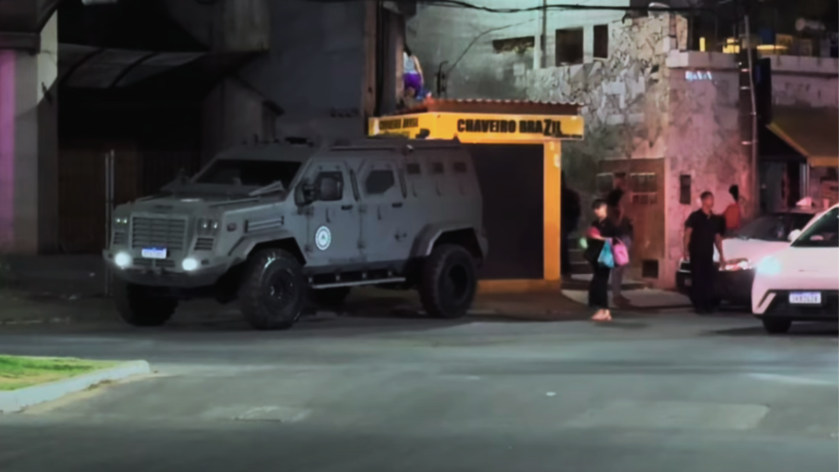 veículo blindado da polícia estacionado