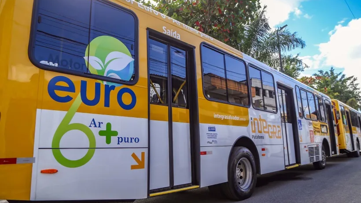 ônibus amarelo e branco fotografado de lado
