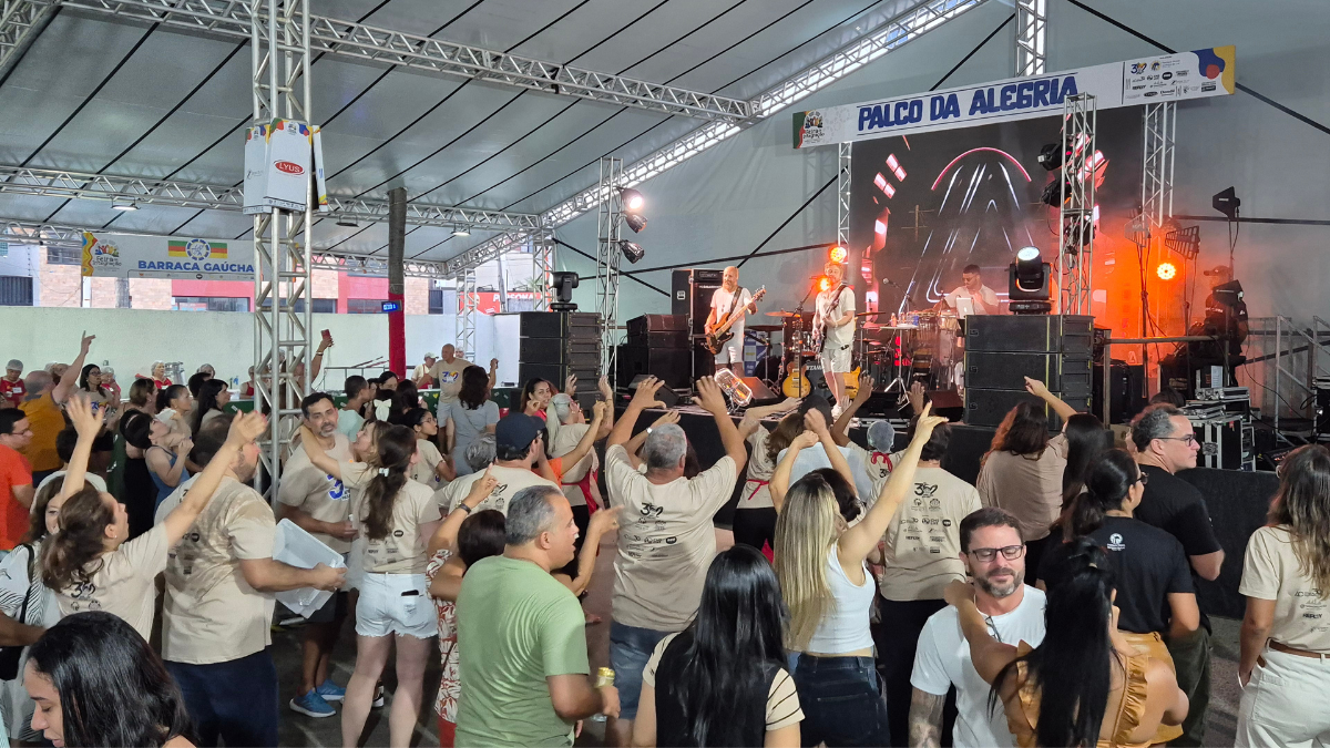 público em frente ao palco durante show de música