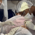 profissionais de odontologia realizando procedimento