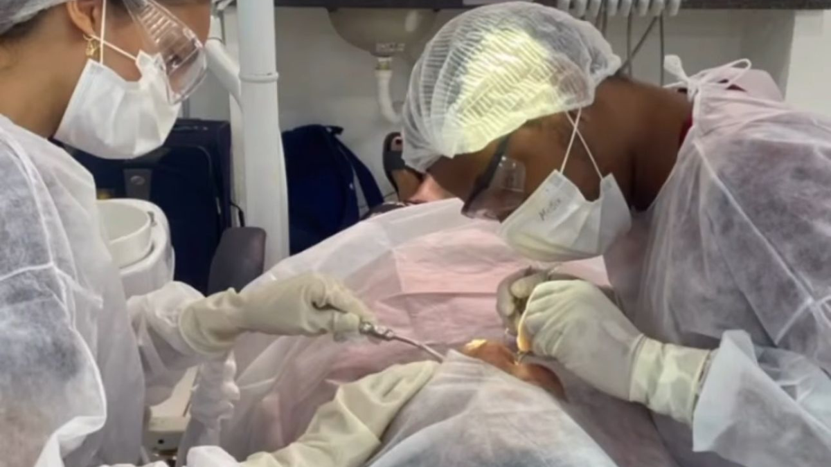 profissionais de odontologia realizando procedimento