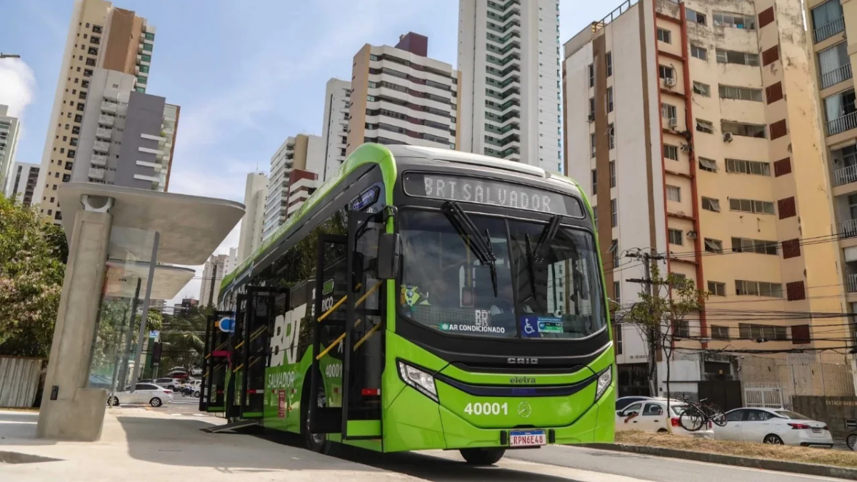 ônibus do BRT circulando em via exclusiva