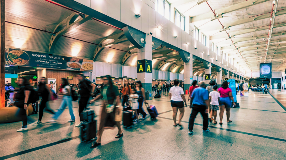 imagem acelerada do fluxo de passageiros no saguão do aeroporto de Salvador