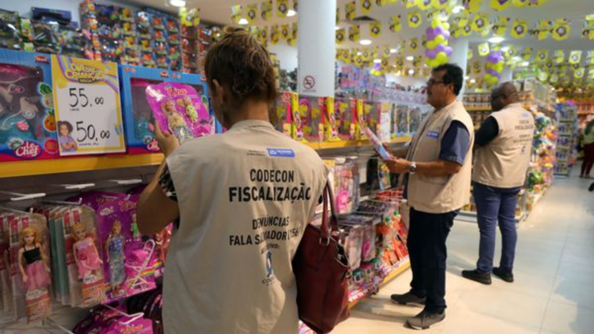 agentes de defesa do consumidor fiscalizando produtos em loja