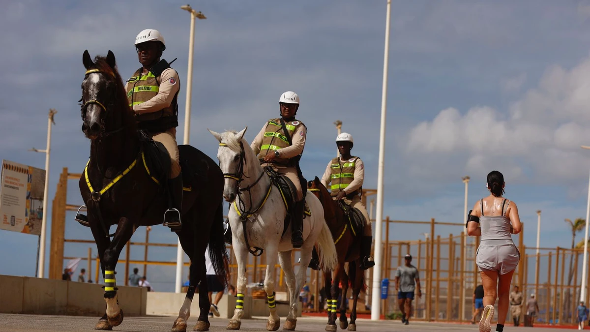 três policiais montados na orla de Salvador