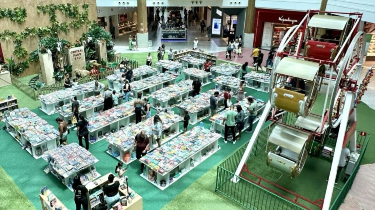 feira de livros em shopping com roda-gigante à direita da foto