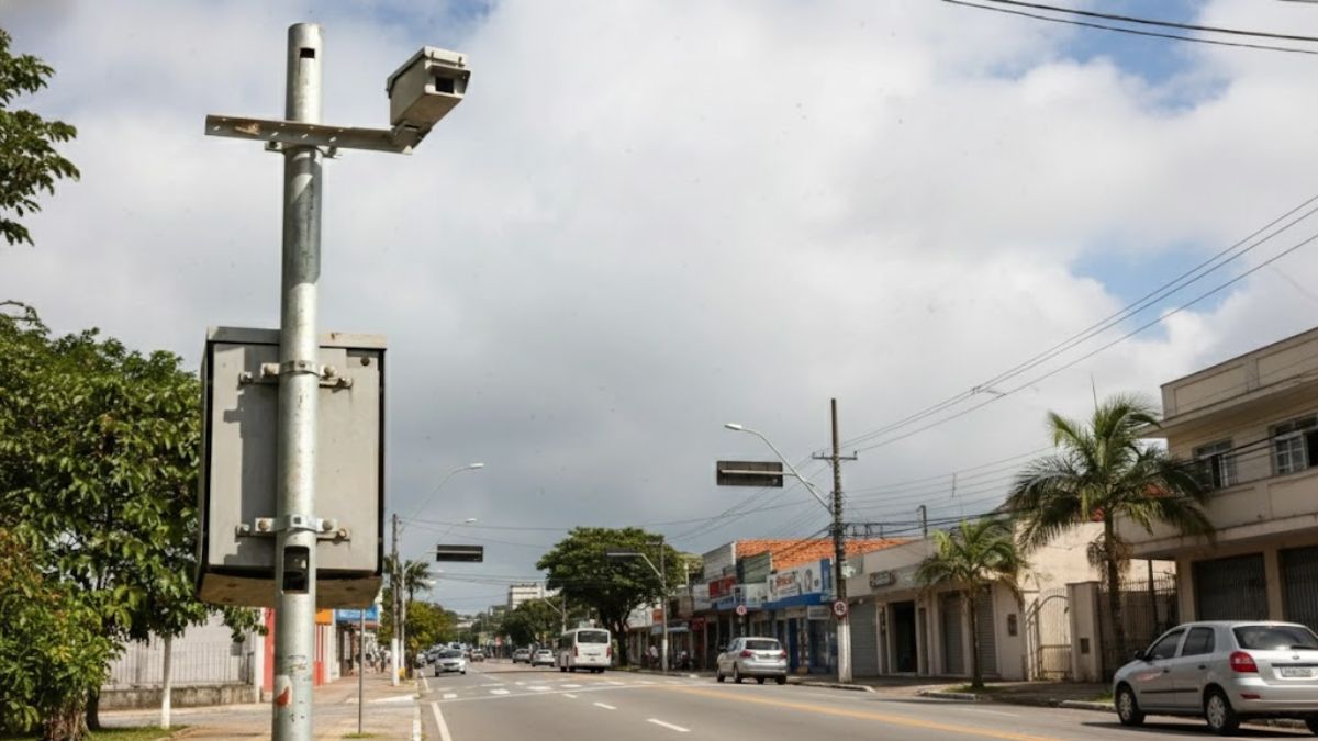 radar em primeiro plano fiscalizando avenida.