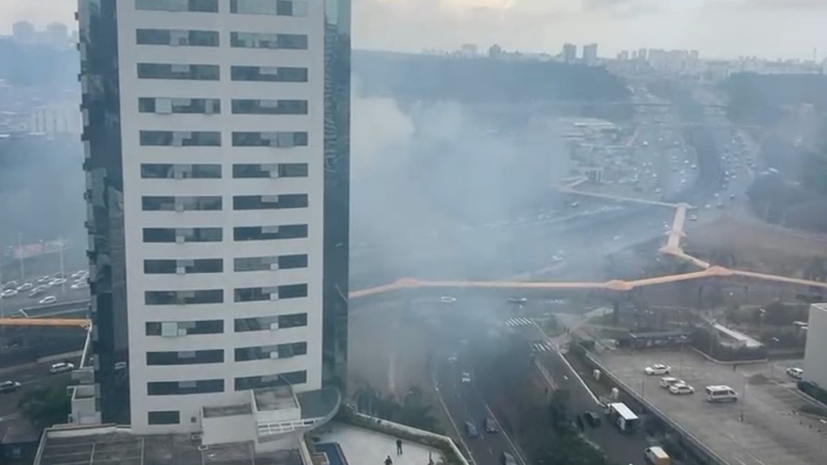nuvem de fumaça por trás de edifício empresarial