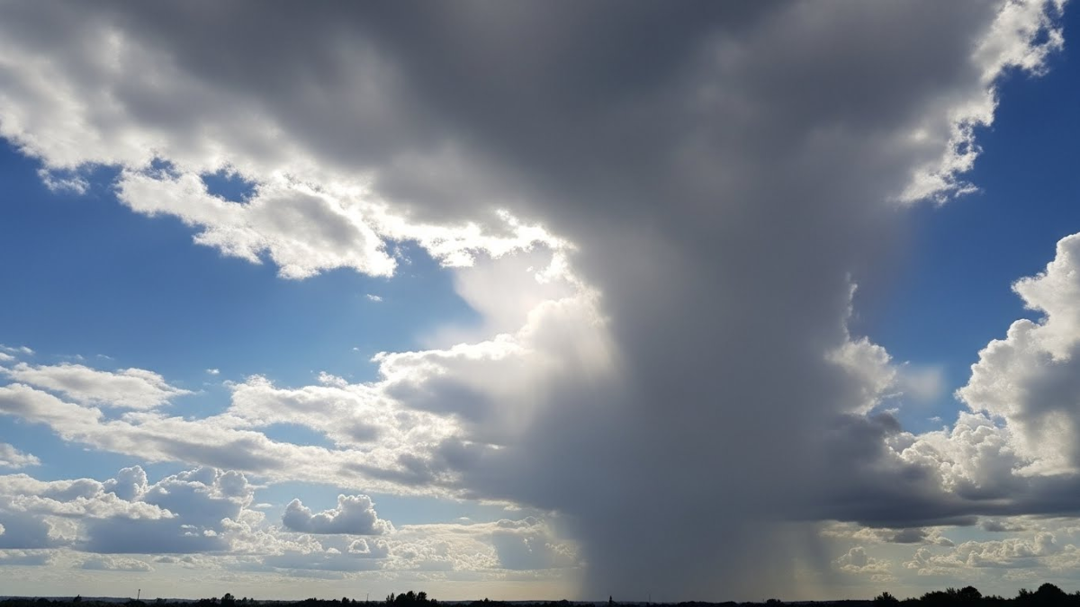imagem de céu misto, com azul e chuva