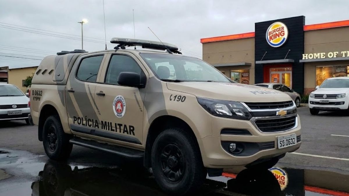 Viatura da PMBA em frente a uma unidade do Burger King.