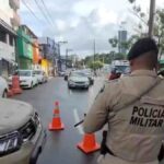 Policial militar atuando em blitz