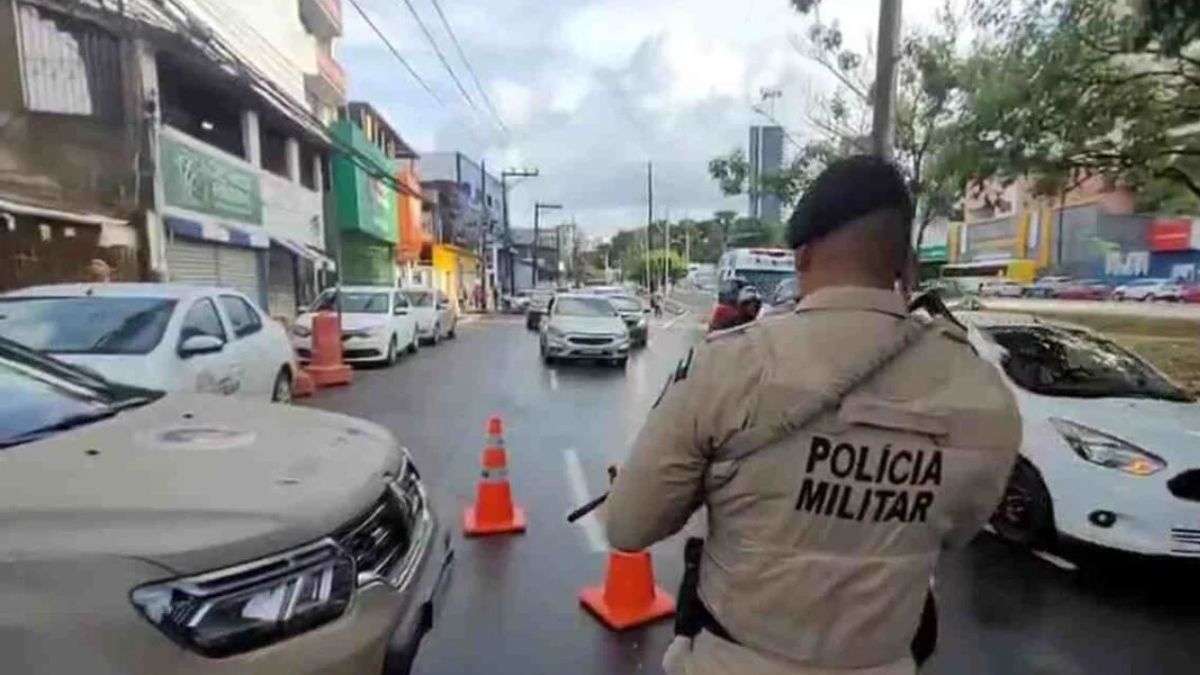 Policial militar atuando em blitz