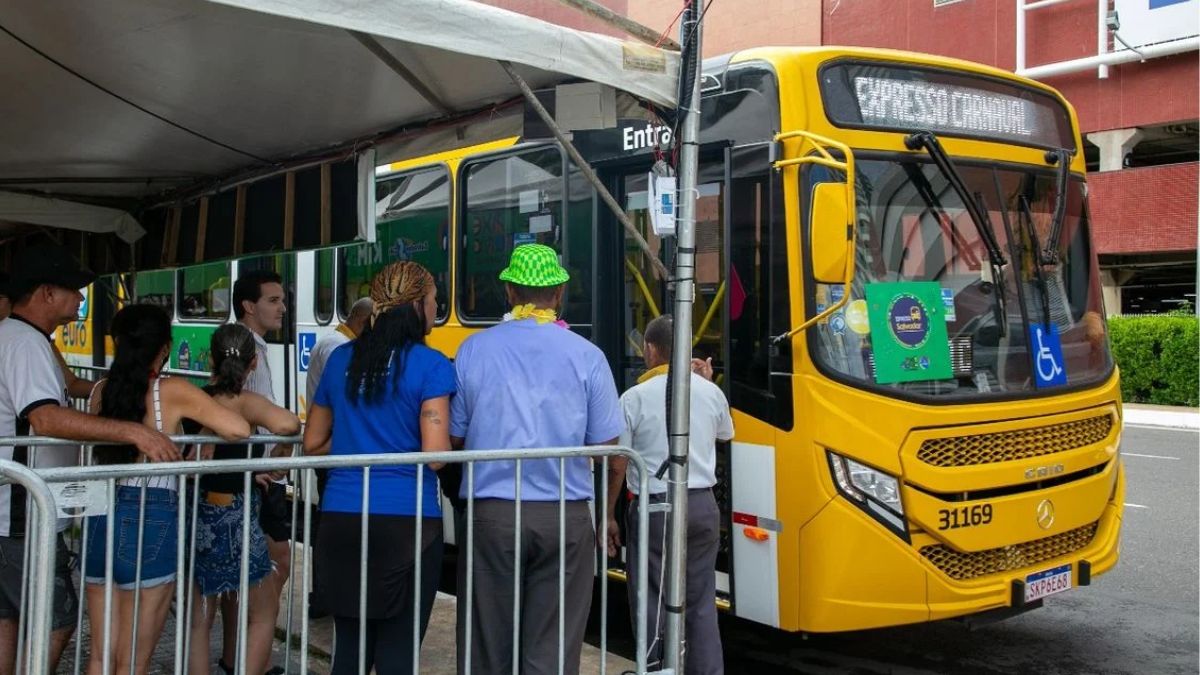 fila de passageiros embarcando em ônibus do Expresso Salvador