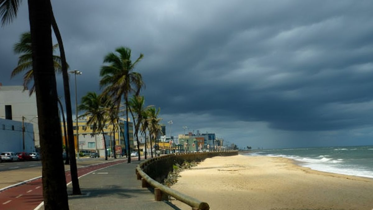 orla da PItuba com nuvens de chuva