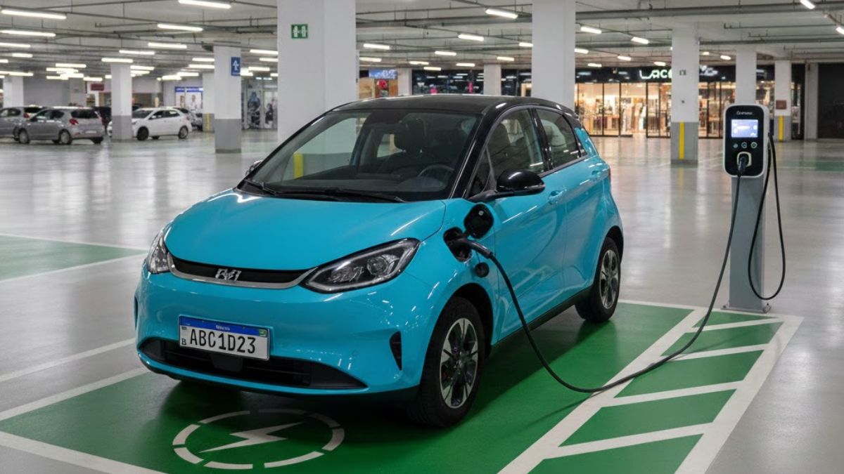 Carro elétrico recarregando dentro de shopping