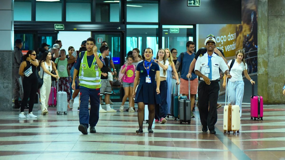 passageiros desembarcando no aeroporto de Salvador.
