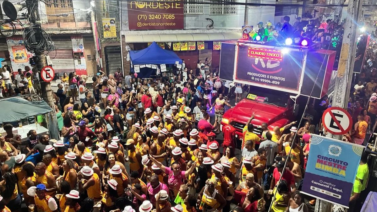 trio elétrico em apresentação no carnaval do Nordeste de Amaralina.