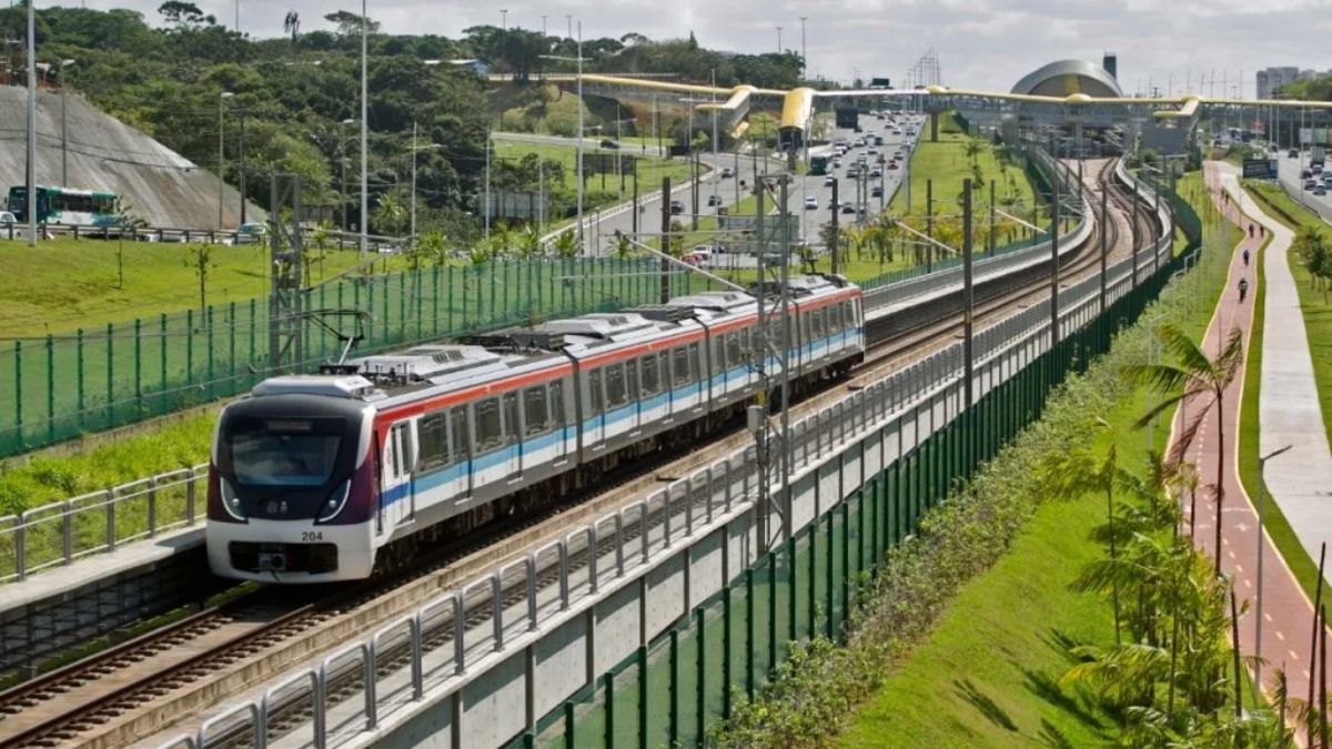 metrô andando sobre os trilhos
