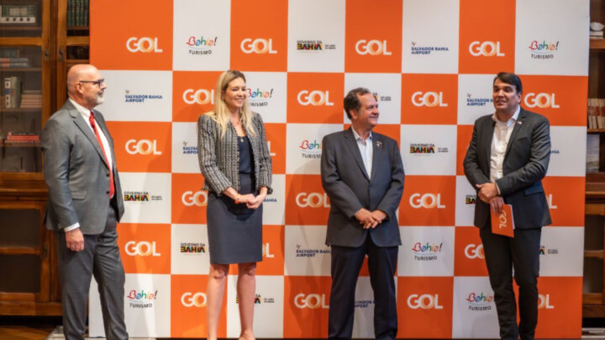 dirigentes da Gol de pé num palco.