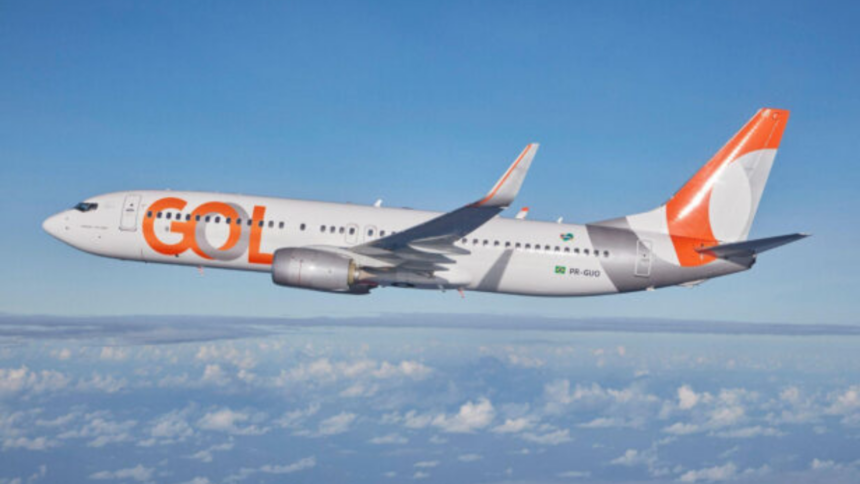 avião da Gol em céu claro.