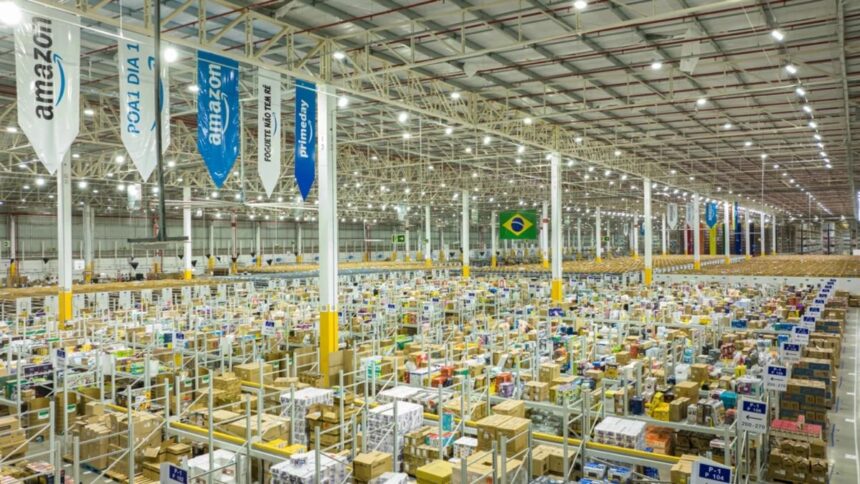 imagem ampla do interior de galpão da Amazon.