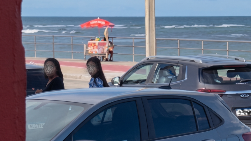 duas suspeitas de furto entre carros estacionados à beira-mar