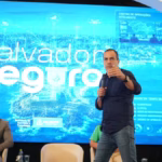 prefeito Bruno Reis falando em palanque