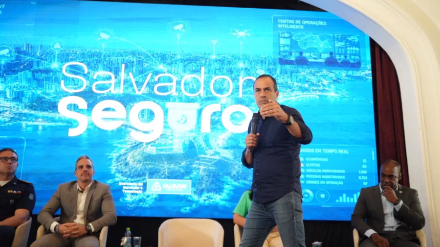 prefeito Bruno Reis falando em palanque