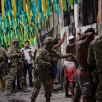 abordagem policial a criminosos em comunidade